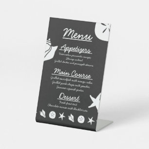 Coquillages d'été sur un panneau de piédestal noir