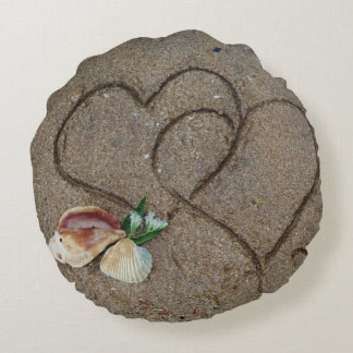 coquilles & 2 coeurs sur la plage coussin de maria