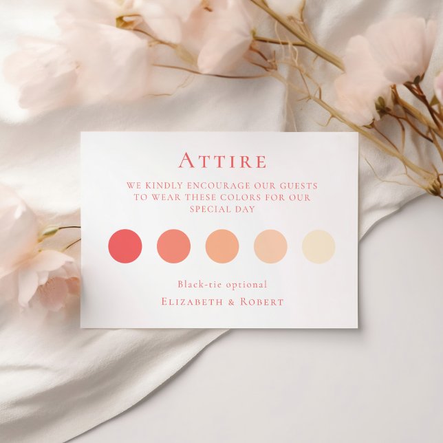 Coral rose Mariage Attiré Carte de code vestimenta (Coral Pink Wedding Attire Guest Dress Code Card on a white table with soft pink flowers.)