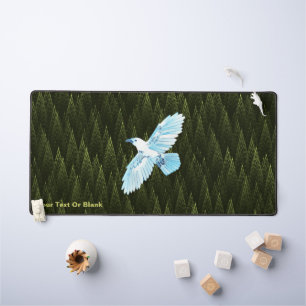 Corbeau blanc sur conifères fragiles