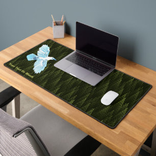 Corbeau blanc sur conifères fragiles