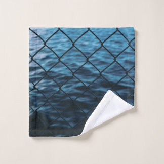 Corps d'eau devant la clôture de la chaîne