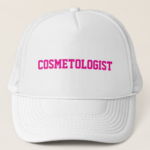 COSMETOLOGIST en texte rose sur le casquette