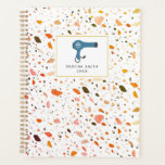 Cosmetologue Motif du Terrazzo du désert Cheveux d<br><div class="desc">Un planificateur avec un motif en terrazzo aux couleurs inspirées du désert à l'avant et à l'arrière.  L'avant présente une illustration de séchoir bleu avec nom et année.</div>