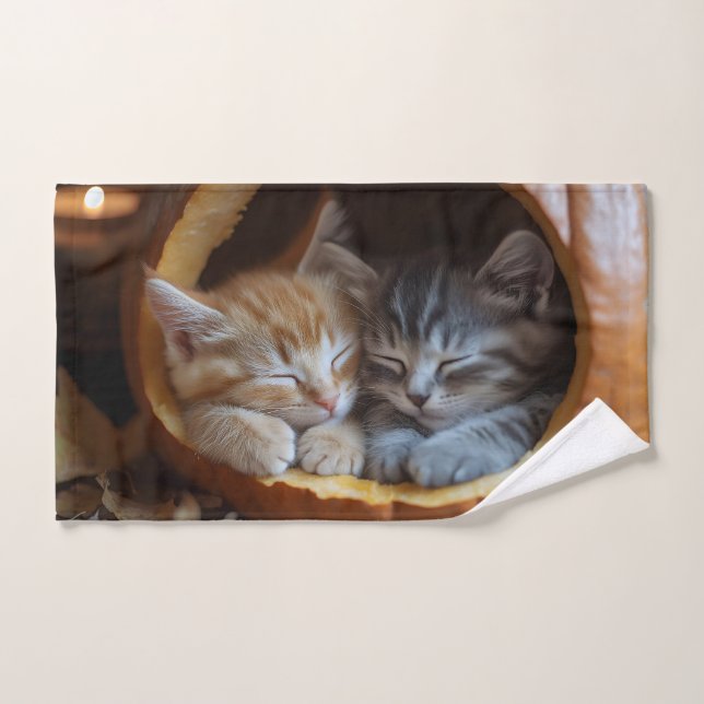 Cosy Kittens Snuggle dans un Citrouille (Serviette à main)