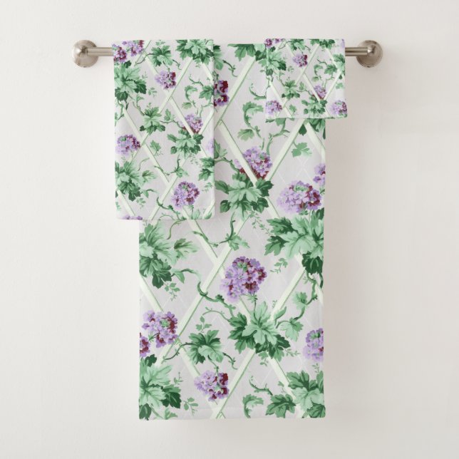 Cottage Chic Purple Hydrangeas sur Trellis (En situation)