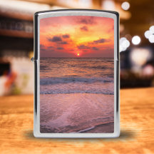 Coucher de soleil dramatique sur la plage de Naple