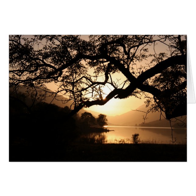 Coucher de soleil écossais en face d'un loch (Devant horizontal)