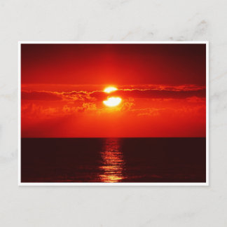 Coucher de soleil rouge vif sur la carte postale d
