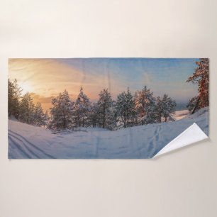 Coucher de soleil sur la forêt gelée de neige près