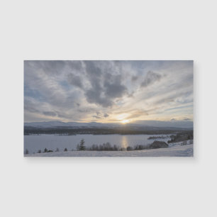 Coucher de soleil sur un lac gelé