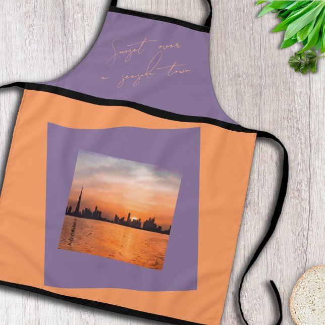 Coucher de soleil sur une ville côtière - tablier  (A beautiful apron highlighting an artwork by fantabuloustef, a sunset over a city near the sea)
