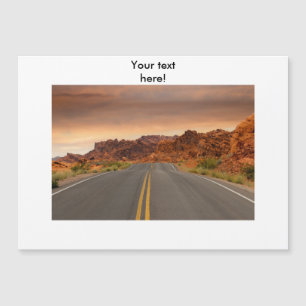 Coucher du soleil de voyage par la route