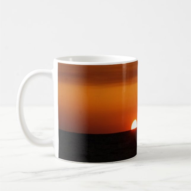 Coucher du soleil sur la tasse de café de plage (Gauche)