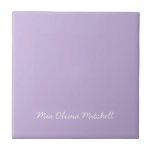 Couleur de tendance - Carreaux en céramique violet<br><div class="desc">Voici l'éclatante teinte printanière : Soft Violet. Élevez votre décor de maison avec notre céramique moderne et élégant, avec un nom personnalisable dans une police manuscrite charmante. Son design élégant et minimaliste aux couleurs solides dégage un charme intemporel, ce qui en fait un cadeau idéal pour un usage personnel ou...</div>