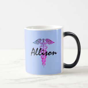 Couleur d'infirmière changeant la tasse magique