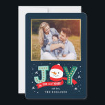 Couleur MODIFICATIVE Joyeux Snowman Carte photo de<br><div class="desc">Célébrez la saison avec cette carte de vacances moderne et élégante de Berry Berry Sweet. Des articles correspondants et d'autres options de conception sont disponibles dans notre magasin : www.berryberrysweet.com. La couleur Arrière - plan peut être customisée en ligne pour mieux correspondre à votre photo!</div>