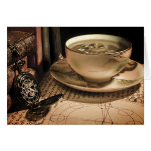 Coupe de café en vapeur sur soucoupe avec montre d
