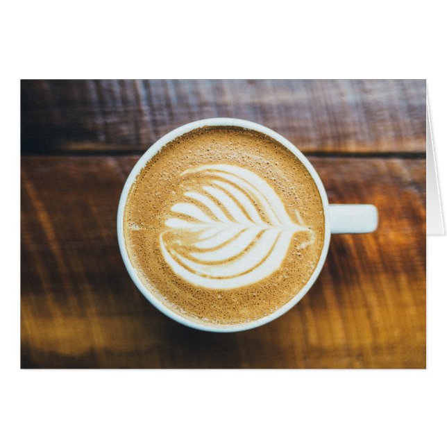 Coupe de latte de café avec mousse de forme feuill (Devant horizontal)