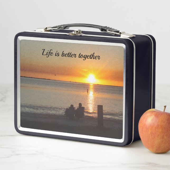 Couple Assis Sur La Plage Au Lunch Box Le Coucher  (En situation)