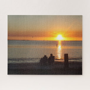 Couple Assis Sur La Plage Au Sunset Jigsaw Puzzle