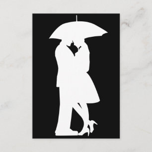 Couple romantique sous les invitations parapluies