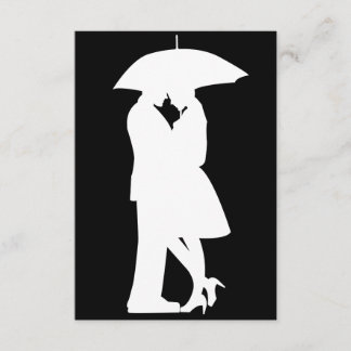 Couple romantique sous les invitations parapluies