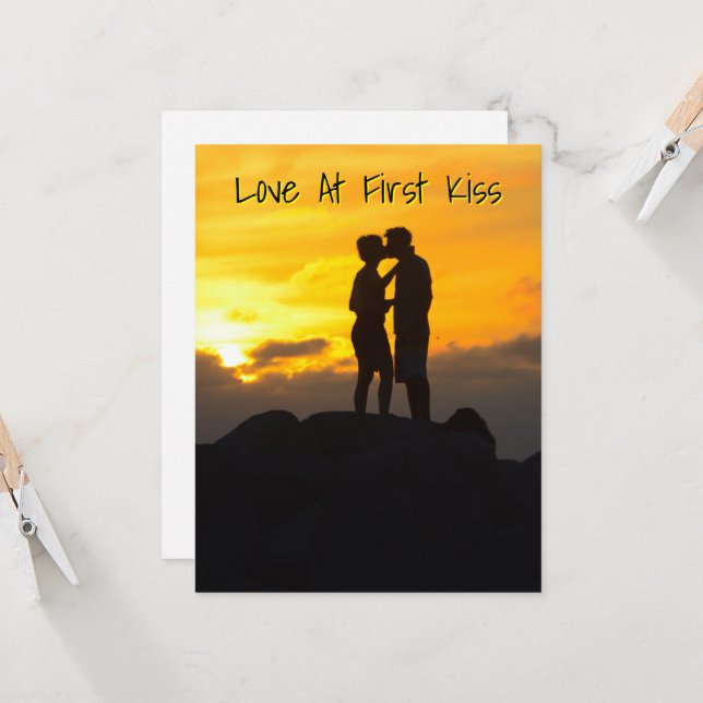 Couple s'embrassant sur les rochers à Key West (Devant/Arrière en situation)