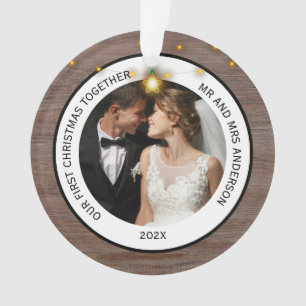 Couples rustiques modernes d'abord Noël ensemble
