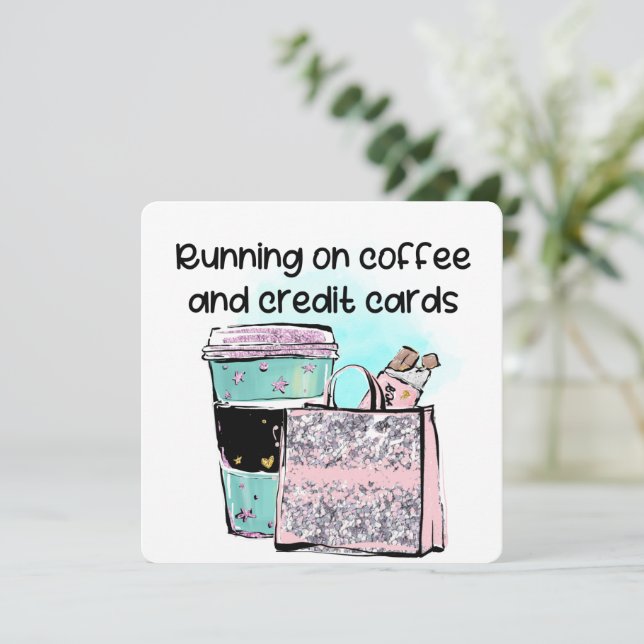 Courir sur le café et les cartes de crédit (Debout devant)