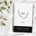 Couronne de monogramme noir et blanc 2025<br><div class="desc">Noir et blanc Monogramme Wreath 2025 Planner.. L'avant de notre planificateur classique en noir et blanc affiche le logo d'une élégante couronne botanique qui borde vos deux initiales monogrammes à l'encre noire... le tout sur un arrière - plan blanc. Votre nom et votre titre (ou nom de l'entreprise) apparaissent en...</div>
