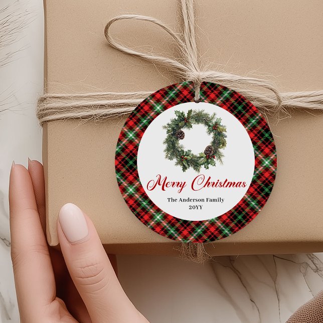Couronne de Noël Nom Personnalisé Étiquette Carrea (Custom Name Christmas Wreath Red Green Plaid Tag)