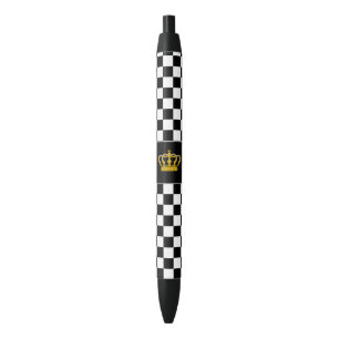 Couronne dorée sur stylo à motif d'échiquier noir 