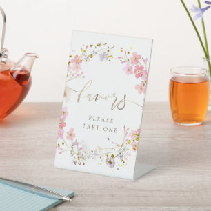 couronne fleurie favorise le panneau de piédestal