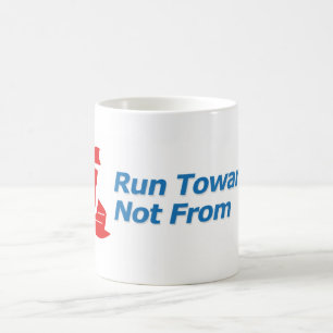 Course vigoureuse vers pas de tasse de logo