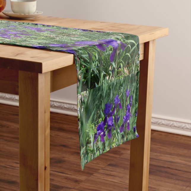 Court Chemin de table à motif floral d'iris violets (In Situ)