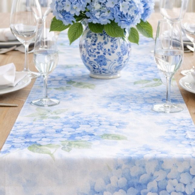 Court Chemin de table côtier aquarelle Hydrangea bleu (Create this complete coastal table look with our hydrangea runner and matching napkins.)