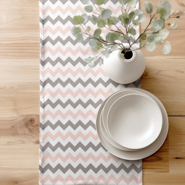 Court Chemin de table rose et gris à chevrons (Créateur téléchargé)