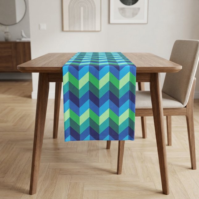 Court Chevrons Ombrés Bleu Vert Petit Chemin de Table (Blue Green Ombre Chevrons Small Table Runner covering a table in a modern style dining room.)