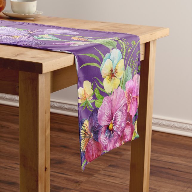 Court Un chemin de table à motif de fleurs tendance (In Situ)
