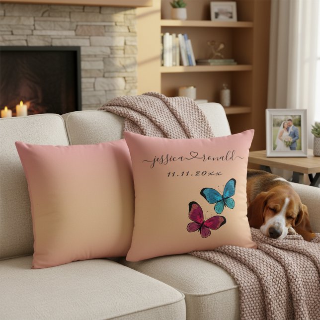 Coussin 16x16 Rose Gold Noms et date Mariage Jeu d'oreille (Rose gold wedding pillow with custom names connected with a heart, wedding date and butterflies.)