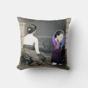 Coussin 1870 Femme japonaise dans la salle à manger