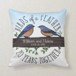 Coussin 20ème Anniversaire de mariage, oiseaux bleus d'une<br><div class="desc">Birdwatchers aimera ceci le 20ème souvenir personnalisé d'anniversaire de mariage ! Un mâle et un oiseau bleu femelle étant perché sur une branche d'arbre feuillue sont entourés par le texte manuscrit qui lit, "Birds of a Feather, 20 ans ensemble. Deux noms et une date de mariage sont décrits près du...</div>