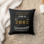 Coussin 21st Birthday 2002 Ajouter Nom Black Gold Legend<br><div class="desc">Pour ceux qui fêtent leur anniversaire nous avons l'accessoire de décoration de maison idéal. L'arrière - plan noir avec un design de typographie vintage blanc et or est simple et élégant avec une touche rétro. Customisez facilement le texte de ce cadeau d'anniversaire en utilisant le modèle fourni. Plus de cadeaux...</div>
