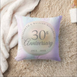 Coussin 30e anniversaire de Mariage Chic belle perle<br><div class="desc">Doté d'une belle perle,  ce coussin d'anniversaire chic du 30ème mariage peut être personnalisé avec vos informations spéciales d'anniversaire de perles sur un arrière - plan perle. Conçu par Thisisnotme©</div>