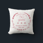 Coussin 30e Wedding Anniversary Hearts<br><div class="desc">Célébrez un anniversaire mariage marquant avec cette magnifique et élégante horloge murale avec un design avec une couronne de coeur rouge et rose.</div>