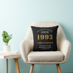 Coussin 30th Birthday Born 1993 Ajouter Nom Black Gold<br><div class="desc">Personnalisé Anniversaire ajoutez votre nom et l'année lancer oreiller. Modifiez le nom et l'année avec le modèle fourni. Un merveilleux coussin de décoration maison d'anniversaire sur mesure. Plus de cadeaux et de fournitures de fête disponibles avec le design "normes de fixation" dans le magasin.</div>
