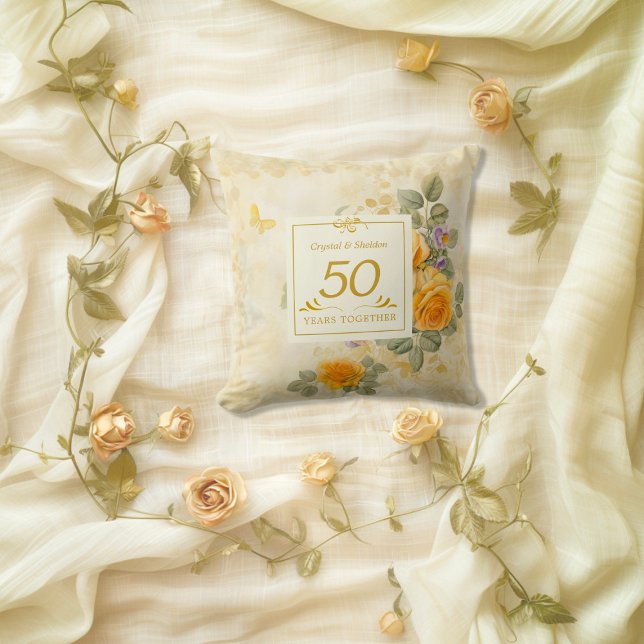 Coussin 50e anniversaire de mariage de noces d'or (Gold Yellow Roses 50th Anniversary gift Throw Pillow)