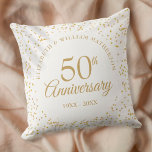 Coussin 50e anniversaire de Mariage d'or Confetti<br><div class="desc">Doté de délicats confettis de poussière d'or. Personnalisez avec vos cinquante ans d'or d'information spéciale en typographie or chic. Conçu par Thisisnotme©</div>