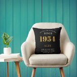 Coussin 70e anniversaire Nom 1954 Black Gold Elegant Chic<br><div class="desc">70th Birthday Special 1954 Born Black Gold Chic Elegant Throw Pillow - Parfait pour la décoration maison. Célébrez votre 70e étape avec notre oreiller à lancer chic et élégant Black Gold. Ce coussin artistiquement conçu n'est pas seulement un coussin, mais un hommage à votre voyage doré depuis 1954. Conçu avec...</div>